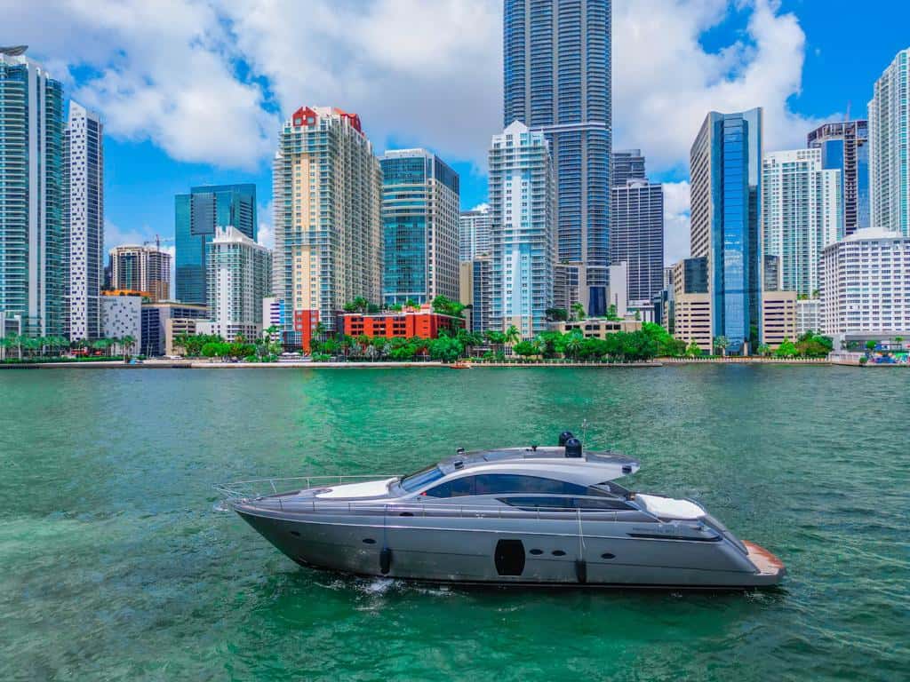 64FT PERSHING WIND YACHT FOR RENT